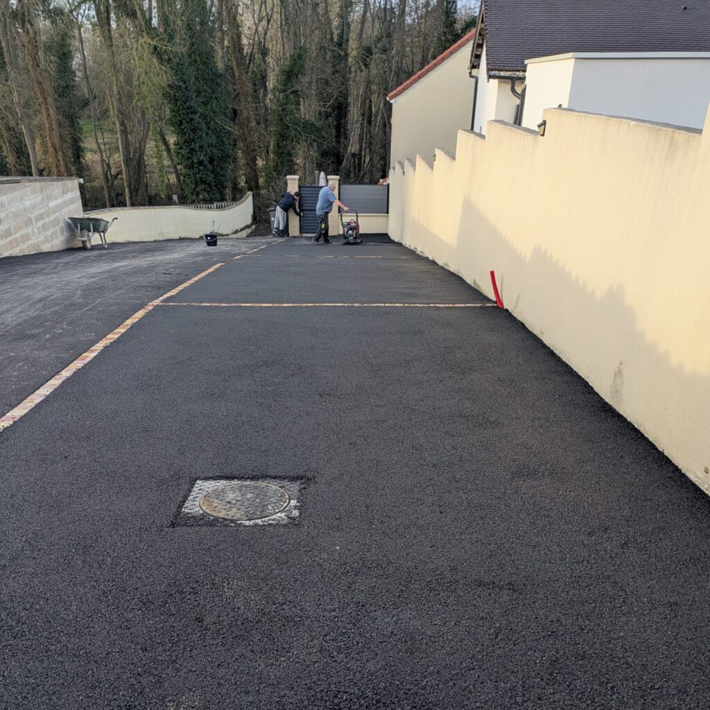 Allée récemment asphaltée, travaux d'enrobé en cours à Olainville