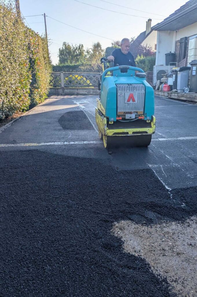 Travaux d'enrobé en cours à Saint-Arnoult dans l'Essonne